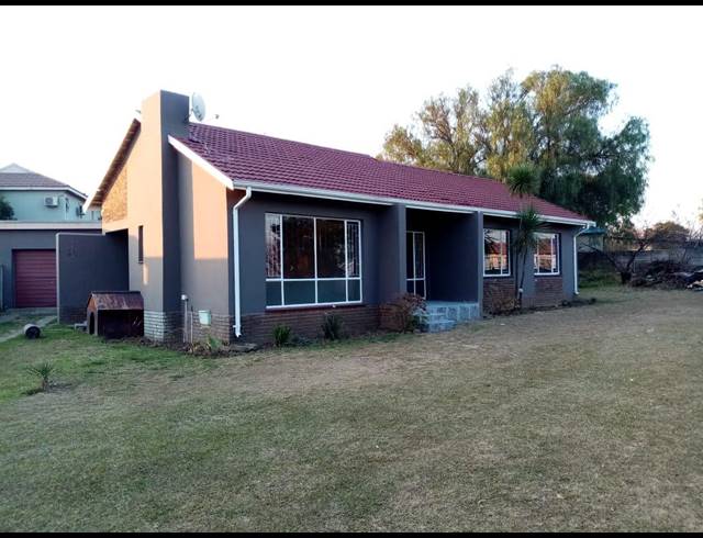 3 BEDROOM FREESTANDING FOR SALE IN SIGNAL HILL